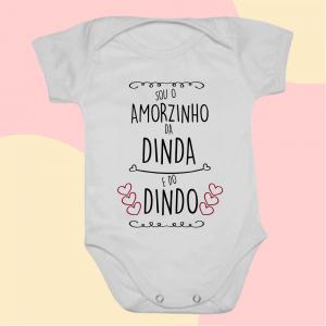 Body Bebê Sou o Amorzinho da Dinda e do Dindo POLIÉSTER GRAMATURA 255 COM ELASTANO Manga Curta e Sem Perna  Sublimação  