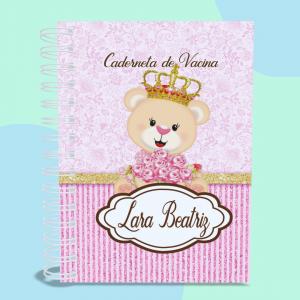 Caderneta de Vacinação Personalizada Ursa Realeza Capa Dura - Miolo Sulfite 90g A5 (15x20cm) 4x4 Laminação Holográfica caquinhos Encadernado Wire-o Branco Elástico e Tassel